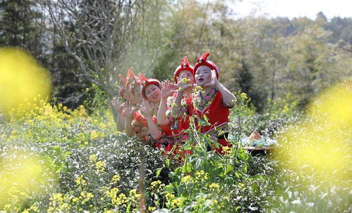 Jianyang, Fujian: She sings melodious songs and shouts for the mountains, offering tea at the spring equinox for a bumper harvest