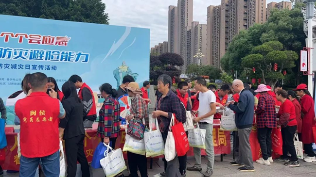 居民积极参与。福州市水利局供图