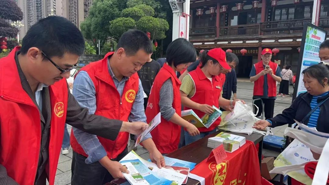 志愿者们发放宣传手册。福州市水利局供图