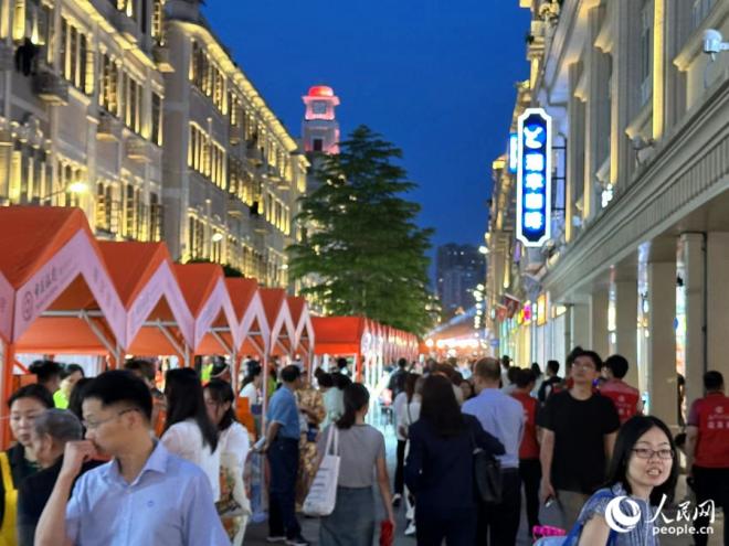 华灯初上，中山路步行街热闹非凡。人民网记者 张萌摄