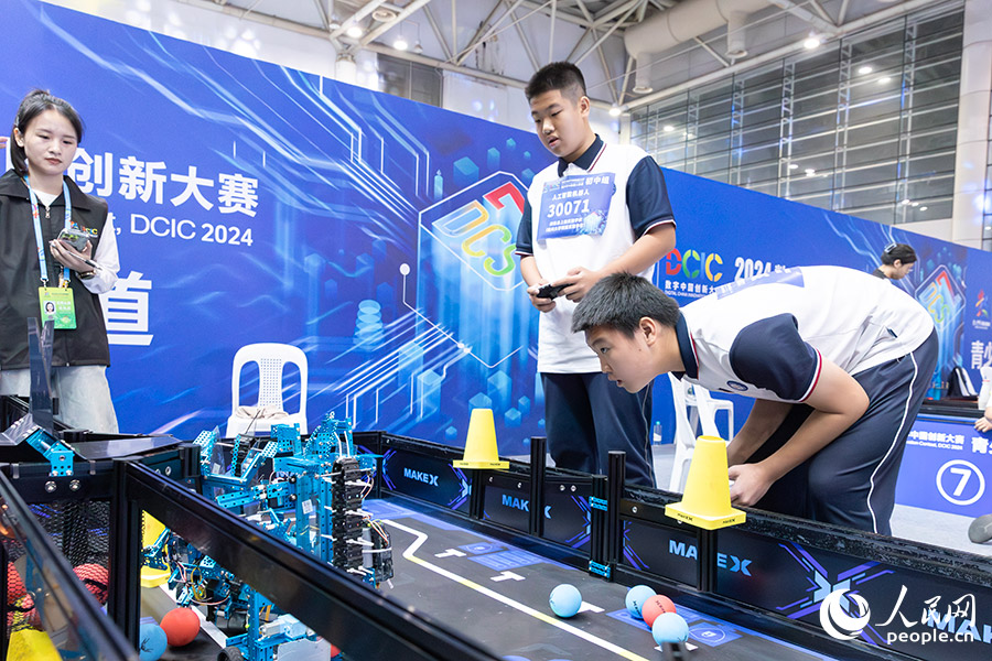 2024數字中國創新大賽青少年AI機器人賽道決賽在福建福州舉行。人民網記者 焦艷攝
