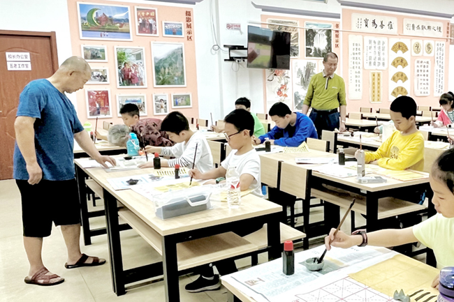 前埔南社区学乐为“五老”工作室“五老”志愿者开展“童心·墨韵”书法培训。前埔南社区供图