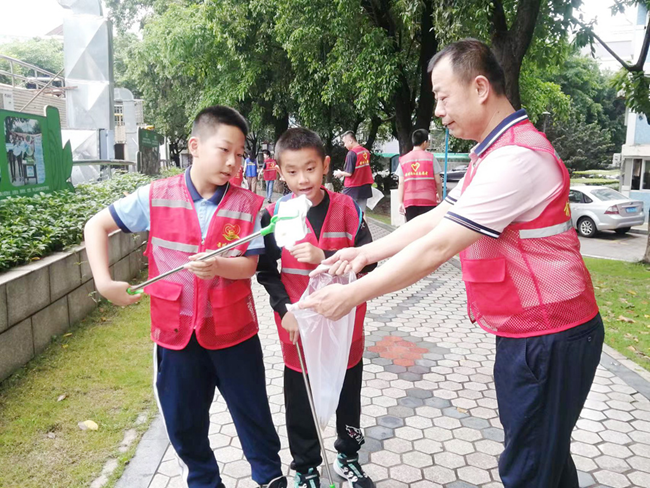前埔南社区学乐为“五老”工作室“五老”志愿者组织青少年志愿者共同开展垃圾分类、洁净家园活动。前埔南社区供图