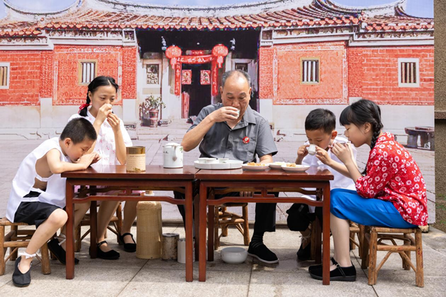 爷孙茶趣场景。谢旭东摄