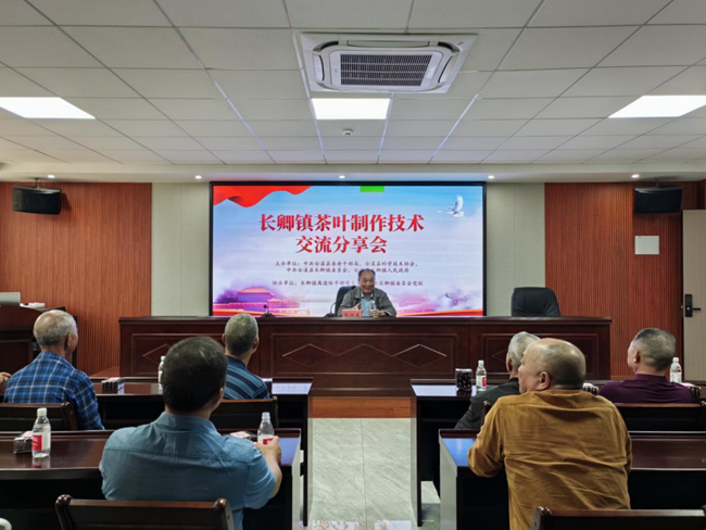 老同志组织茶叶制作技术交流分享会。黄岚岚摄