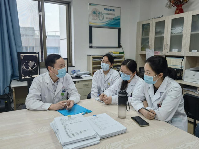 医院神经内科定期选取特殊病案交流分析。福建医科大学附属协和医院供图