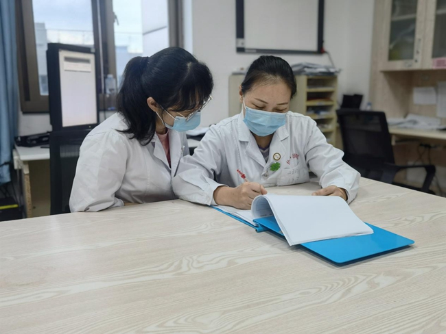 熊文婷传授病历书写经验。福建医科大学附属协和医院供图