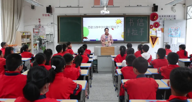 東區小學劉麗美老師向學生分發信件。共青團壽寧縣委員會供圖
