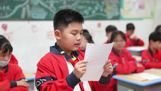 壽寧縣東區小學葉思成向同學們讀回信。共青團壽寧縣委員會供圖