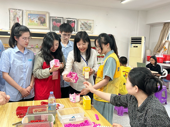 參觀“星蝸”主題文創手工藝品制作現場。中建海峽供圖