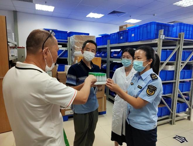 联合不良反应中心对风险医疗器械进行监督抽检。湖里市场监管局供图