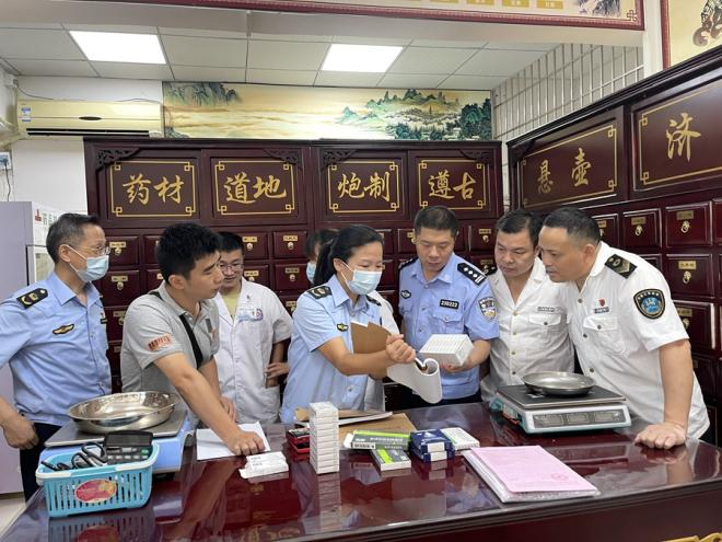 联合湖里辖区公安、卫健部门对医疗机构进行药械质量安全检查。湖里市场监管局供图