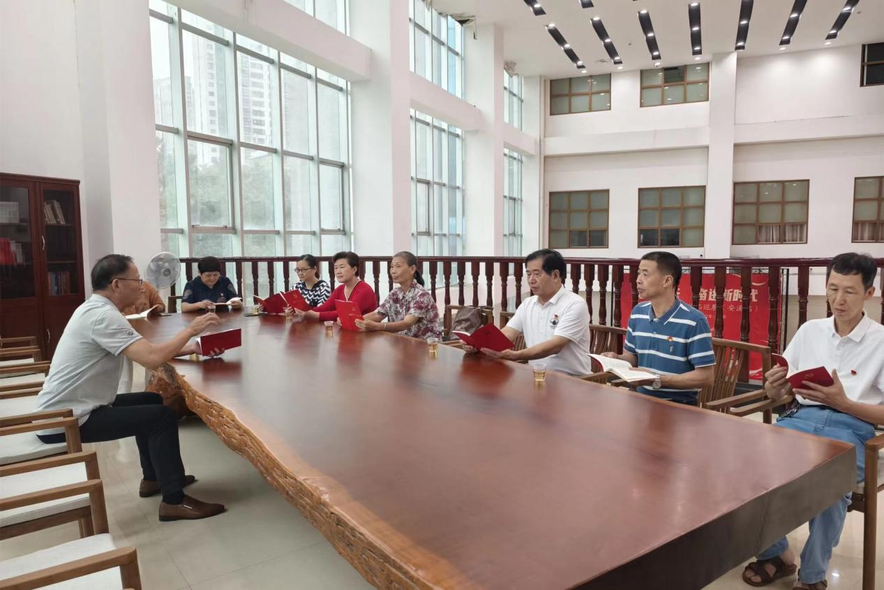 退休党员在“老党员之家”学习《中国共产党纪律处分条例》。