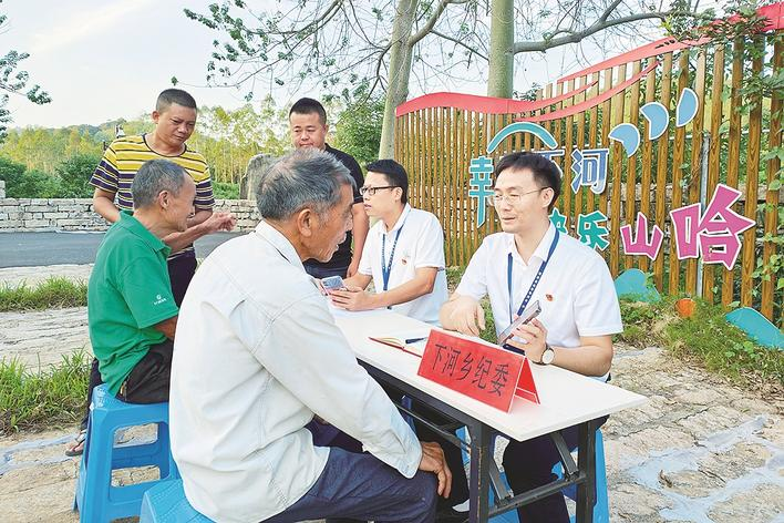云霄县下河乡纪检监察干部深入一线接访，收集农村集体“三资”问题线索。 陈秋坤 摄