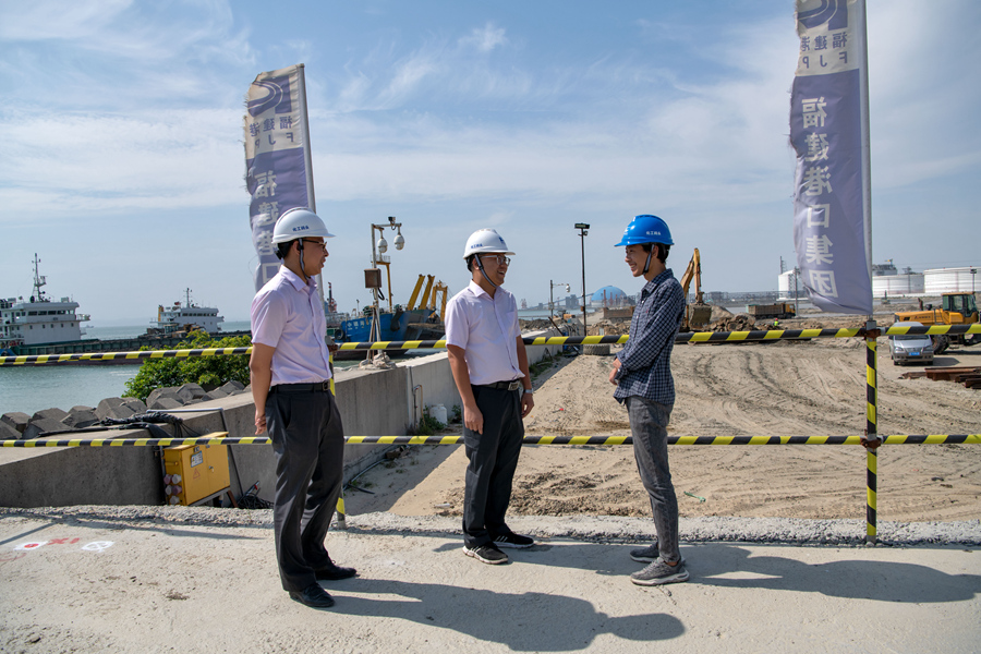 農行漳州分行服務團隊到古雷港碼頭工程施工現場了解工程進度。農行漳州分行供圖