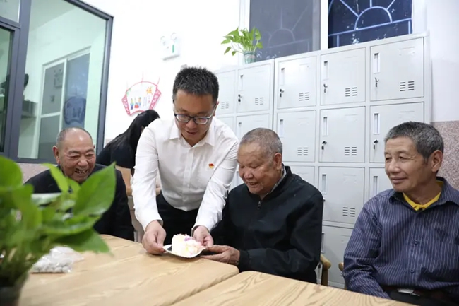 陳波在孝老食堂為村中老人慶生。蕉城區委組織部供圖