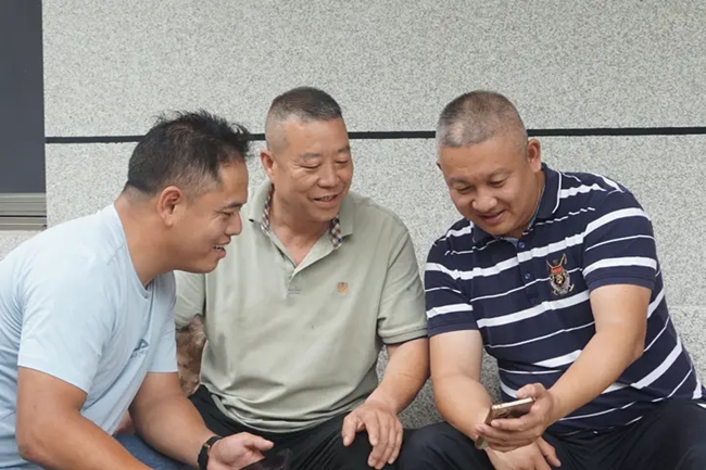 陸繼榮入戶開展“指尖微課堂”活動。蕉城區委組織部供圖