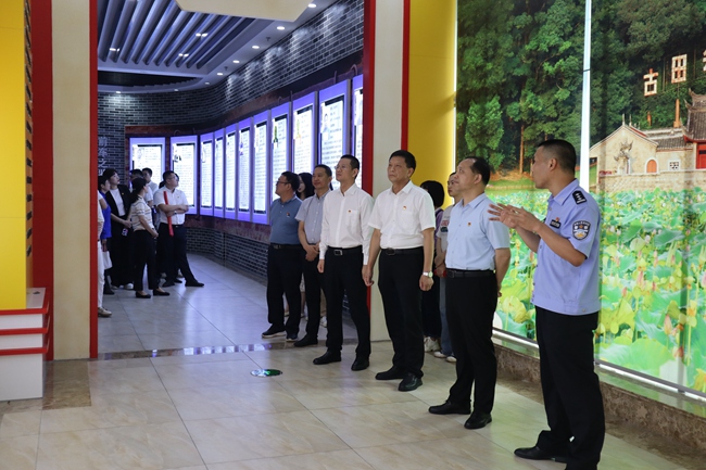 在龙岩市公安局廉政教育展馆参观学习。中建海峡厦门公司供图