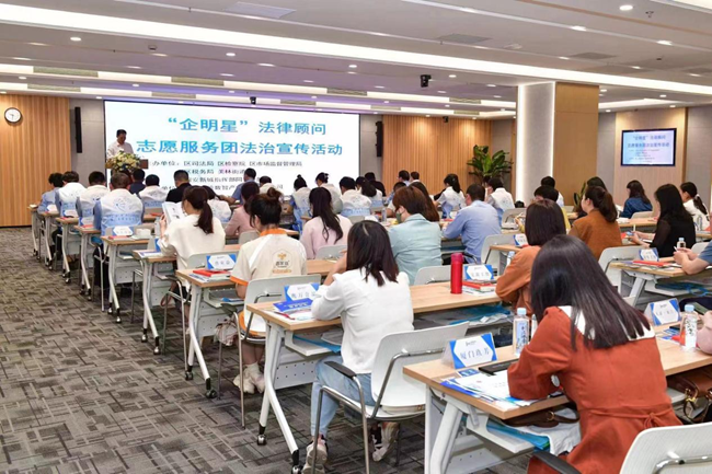 同安区司法局开展“企明星”法律顾问志愿服务团法治宣传活动。夏海滨摄