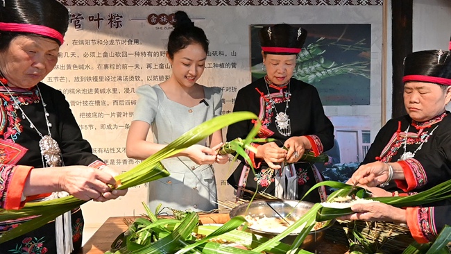 正在制作畬族菅粽。余汕康攝