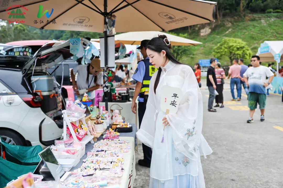 游客穿汉服逛活动市集