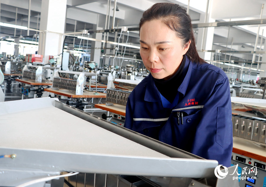 三祥新材特种陶瓷生产车间内，工人正在调试锆珠选形机。人民网记者 林晓丽摄