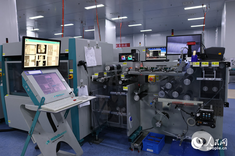 在厦门信达物联的绑定车间，自动化设备正在生产“电子标签”。人民网 李昌乾摄