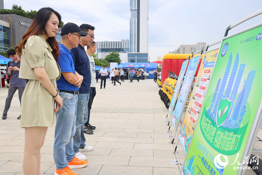 展板展示区引得过往市民驻足。人民网记者 陈博摄