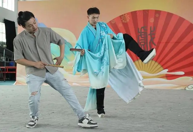 傅依杨在老师的指导下排演《忆十八》桥段。