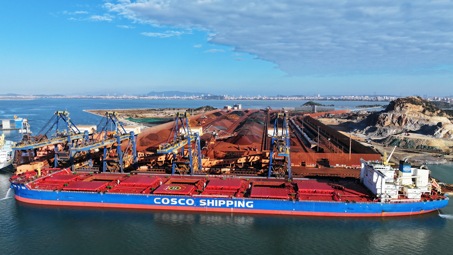 一艘40万吨级大船靠泊罗屿港。北岸经济开发区供图