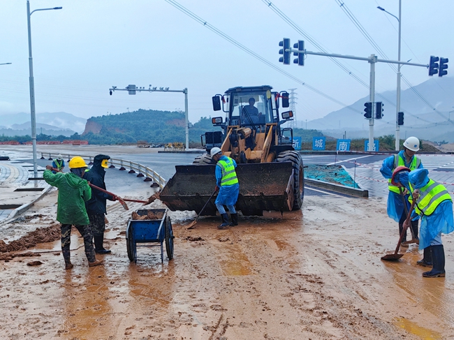 項目工作人員在福州連江縣丹江大道與新城南路交叉口排除險情。中建海峽供圖