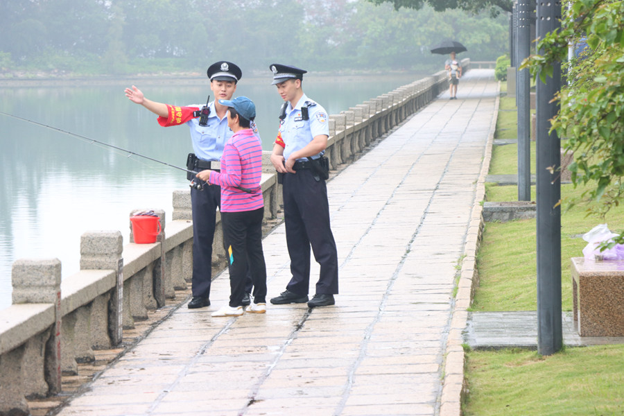 2024年6月6日,滨北派出所民警在筼筜湖巡逻期间,发现禁钓区有人员垂钓,对其进行劝导。曾威摄