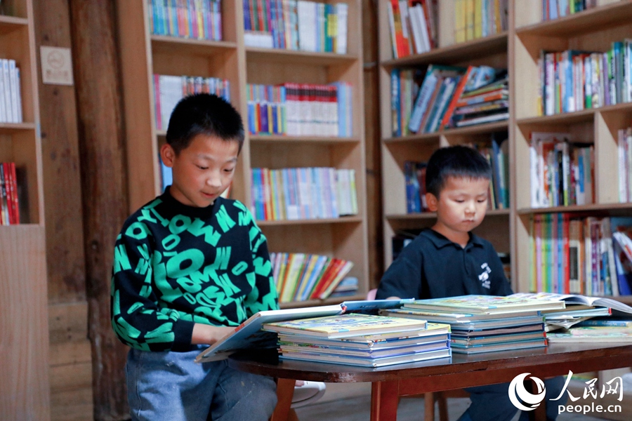 孩子们在乡村图书馆读书。人民网 李唯一摄