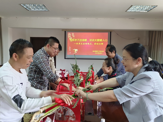 结合端午节开展活动。