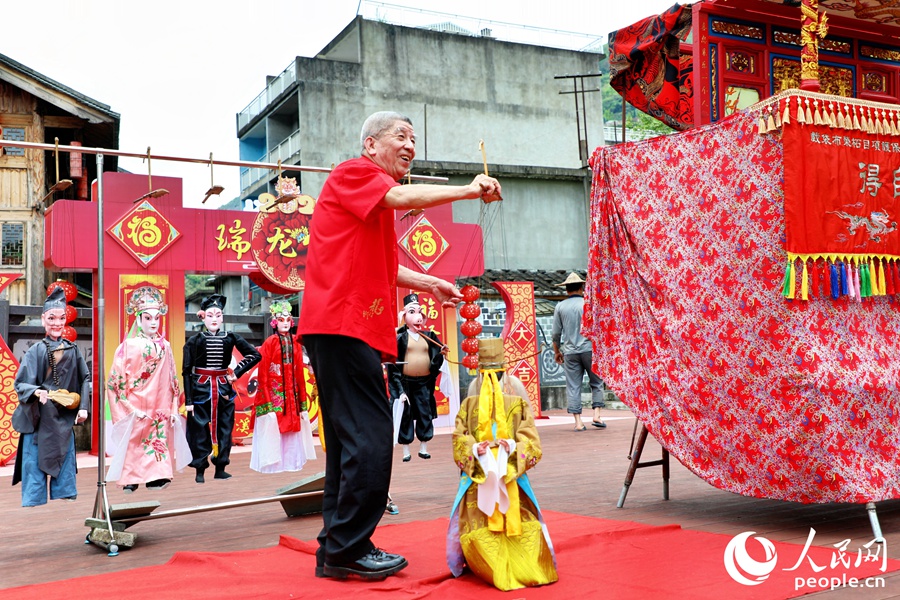 许正桃正在表演布袋木偶戏《隋唐演义》选段。人民网 李唯一摄