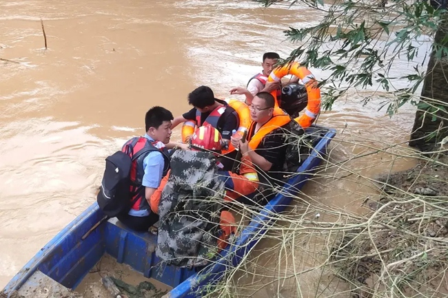 救援人員帶考生乘坐沖鋒舟。