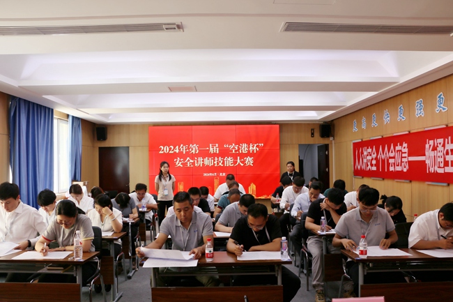 理论知识考核现场。中建海峡供图