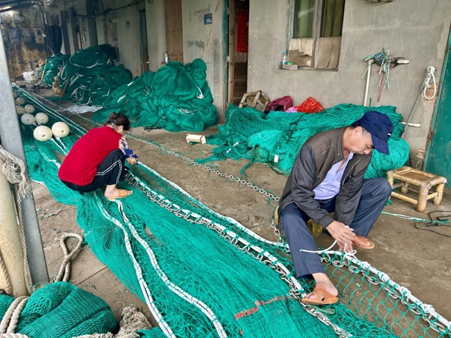 修補漁網。長樂區融媒中心供圖