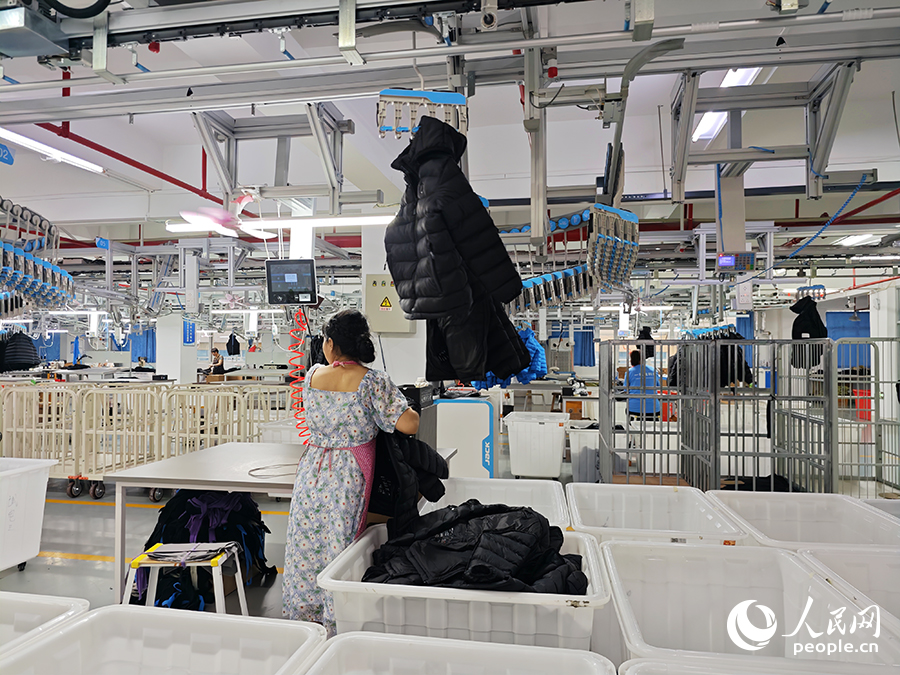 福建一笔成服饰科技有限公司生产车间。人民网 黄东仪摄