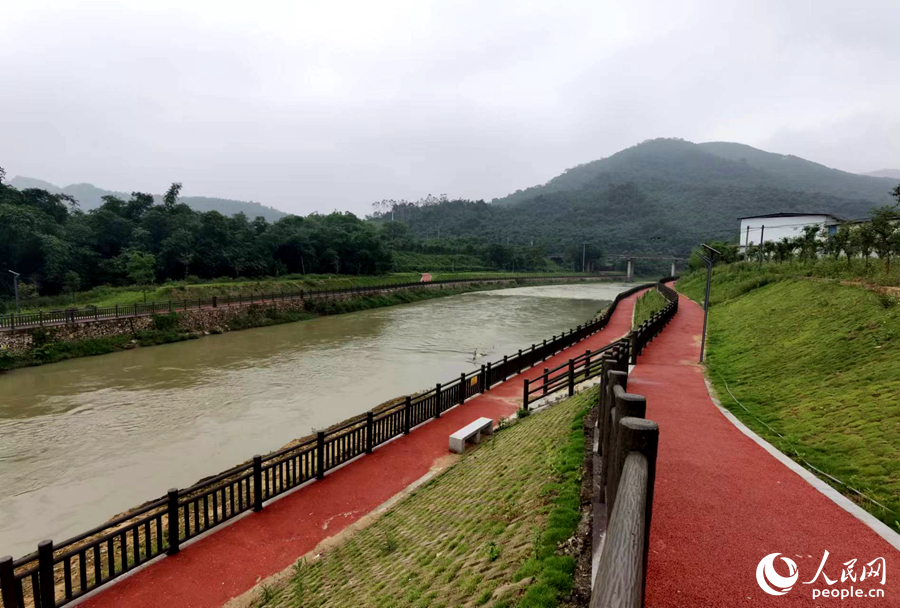 在福建省漳州市南靖县丰田镇红星村，建成投用不久的沿河两岸步栈道成为当地村民休闲好去处。人民网 苏海森摄