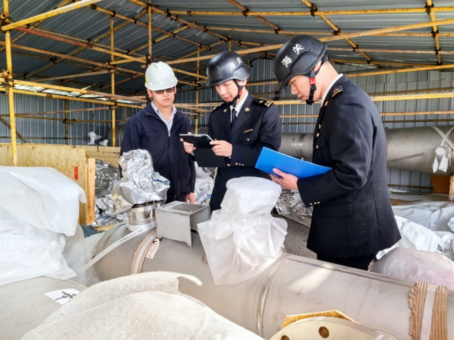 古雷海关关员对一批进口成套设备开展查验工作。漳州古雷开发区新闻中心供图