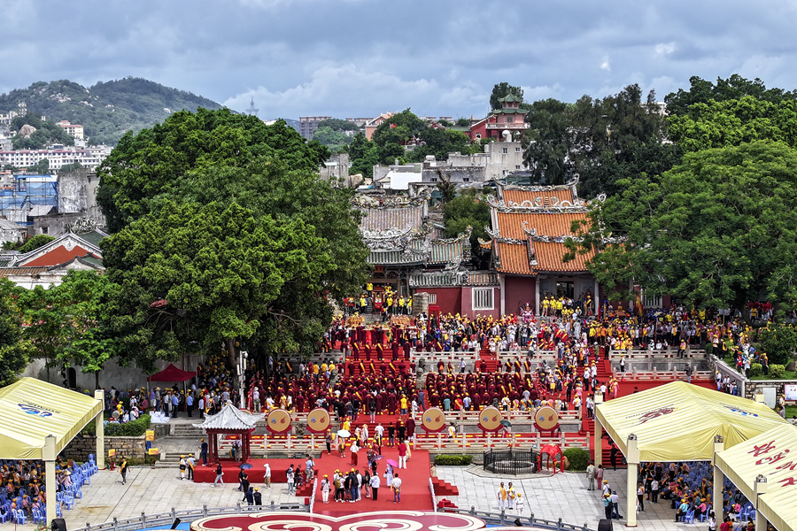 6月18日，第三十三届海峡两岸（福建东山）关帝文化旅游节开幕，两岸以及海外关帝信众面向东山关帝庙行三叩九拜之礼，重现古代宏大的祭祀场景。刘汉添摄