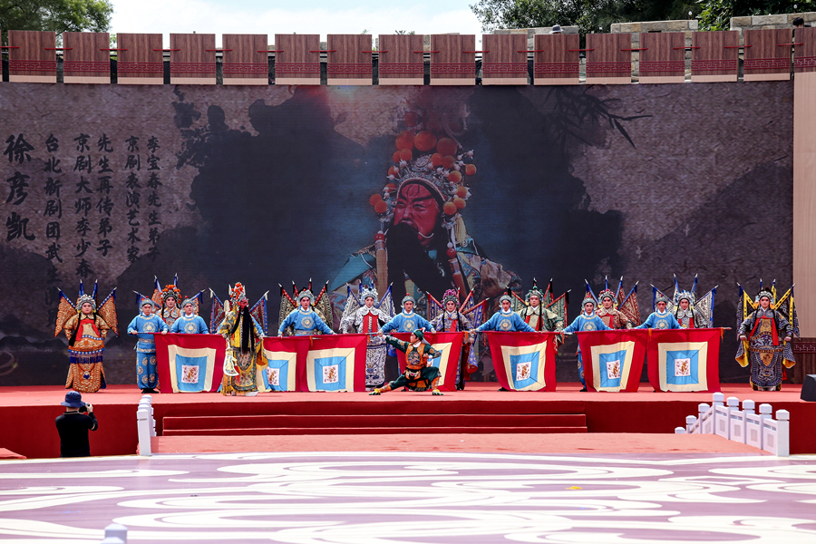 在第三十三届海峡两岸（福建东山）关帝文化旅游节开幕式上，不同戏曲剧种演绎关帝风采。刘汉添摄