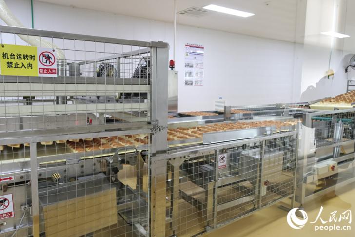 “5G智慧工厂”让面包生产流程更加高效、智能。人民网 李昌乾摄