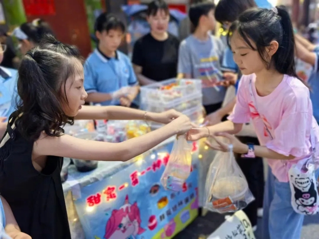趁著暑假，小學生與父母一起“出攤”，體驗勞動。