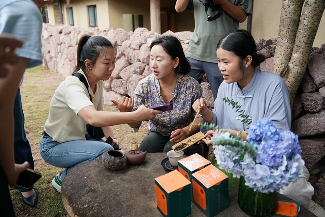 5.在南平市妇联“村村都有女主播”培训班上，导师沈丹示范指导学员们如何进行短视频拍摄和剪辑。