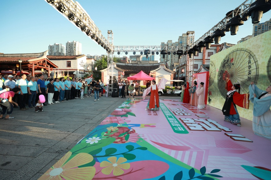 7月5日，漳州市芗城区浦南镇宏道村第二届荔枝节在漳州古城举办。郑文典摄