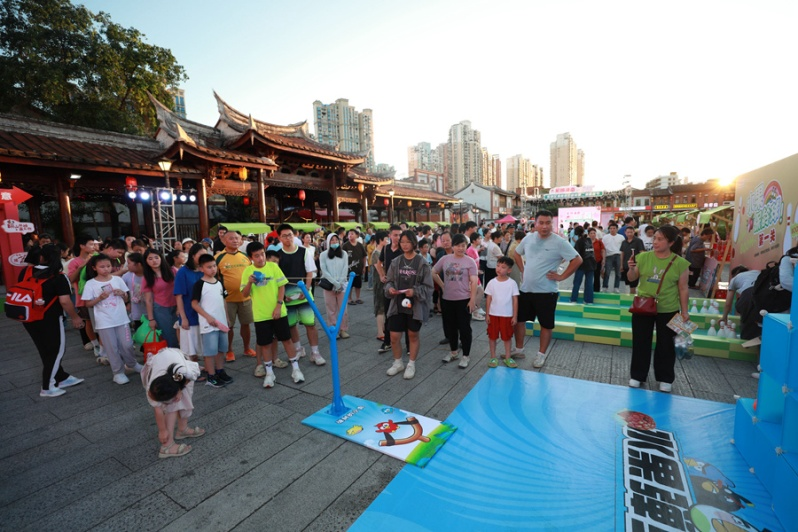 现场设置“荔枝萌宝”互动区、花样荔枝摆卖区等，吸引不少市民游客前来“赶集”。郑文典摄