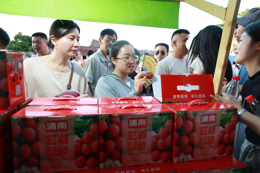 市民前来品尝、采购荔枝。郑文典摄