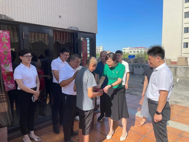 走访慰问。